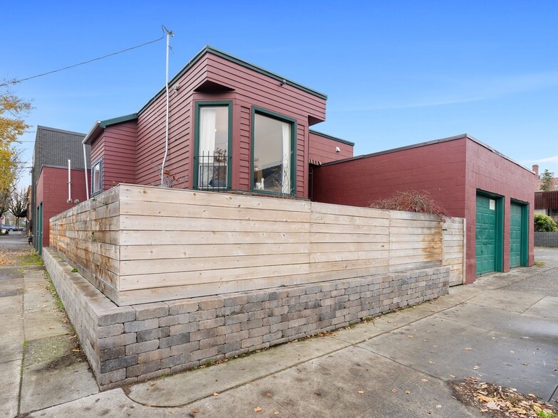 More Photos Of 1305 SE Belmont St, Portland Office For Sale