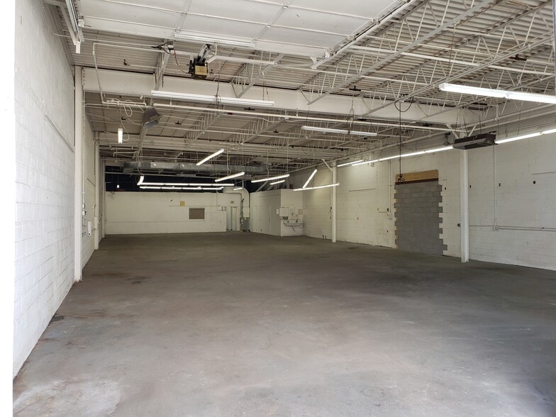 More Photos Of 174-180 Miller Pl, Hicksville Warehouse For Lease