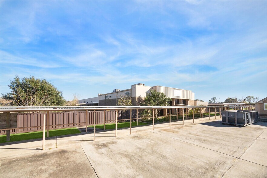 More Photos Of 1401 Mlk Blvd, El Campo Flex For Sale