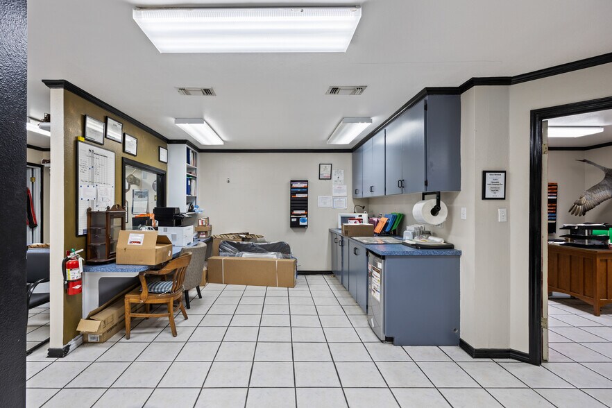 More Photos Of 955 W Kingsbury St, Seguin Auto Repair For Sale