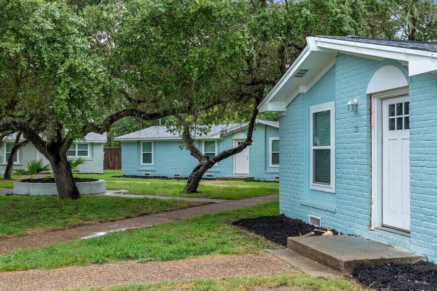 More Photos Of 1300 N Live Oak St, Rockport Multifamily For Sale