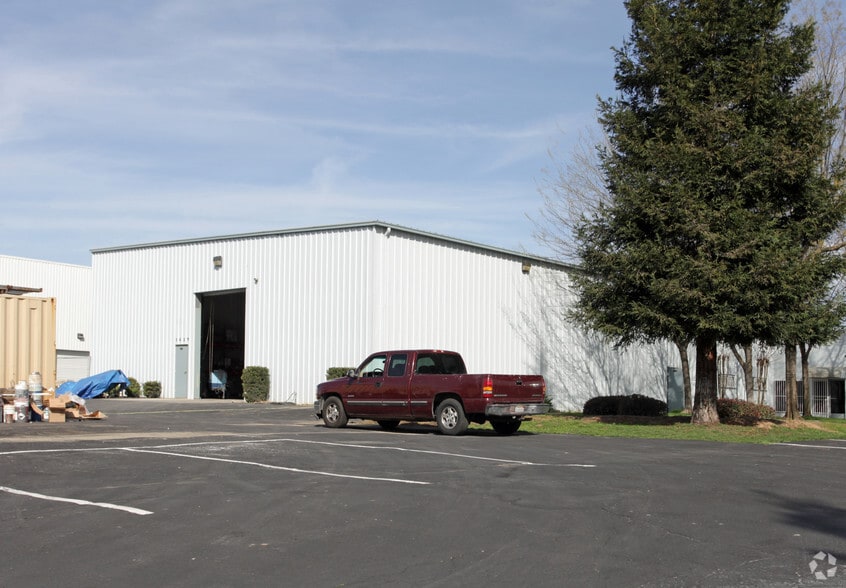 More Photos Of 5629 E Westover Ave, Fresno Warehouse For Lease