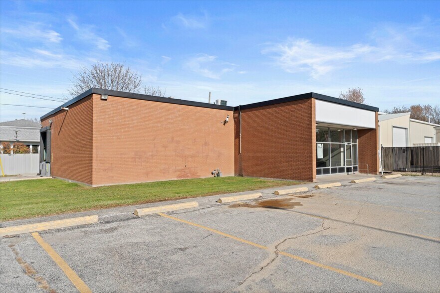 More Photos Of 398 King St W, Essex Freestanding For Lease