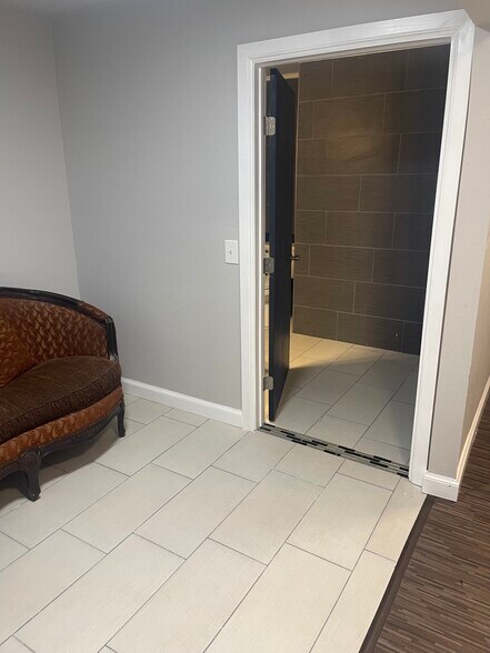 More Photos Of 6001 Nw Expressway, Oklahoma City Office For Sale