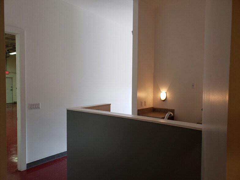 More Photos Of 3059-3061 SE Monroe St, Stuart Warehouse For Lease