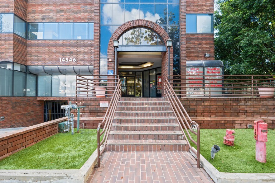 Primary Photo Of 14546 Hamlin St, Van Nuys Office For Lease