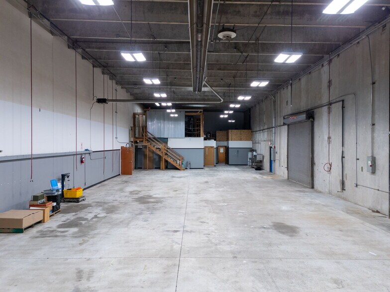 More Photos Of 1555-1557 SE Crystal Lake Dr, Corvallis Warehouse For Lease