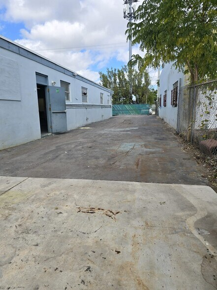 More Photos Of 220 SW 30th St, Fort Lauderdale Warehouse For Lease