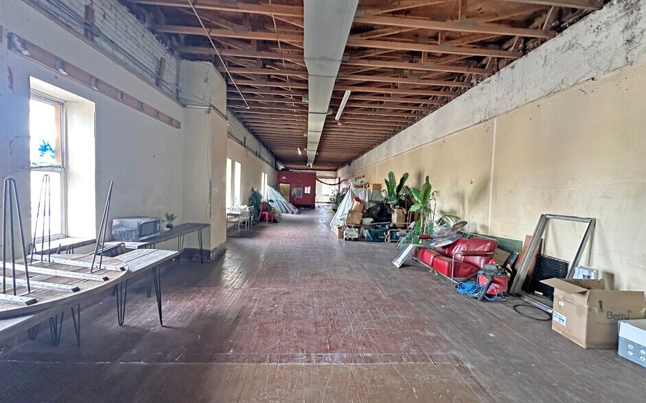 More Photos Of 439 E Congress St, Detroit Bar For Lease