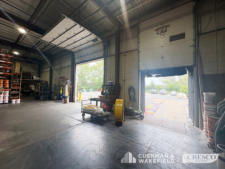 More Photos Of 7941-7951 Granger Rd, Valley View Service For Lease