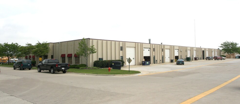 More Photos Of 500-540 W 5th Ave, Naperville Showroom For Lease