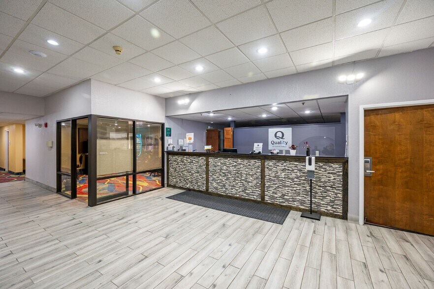 More Photos Of 2200 S Court St, Grayville Hotel For Sale