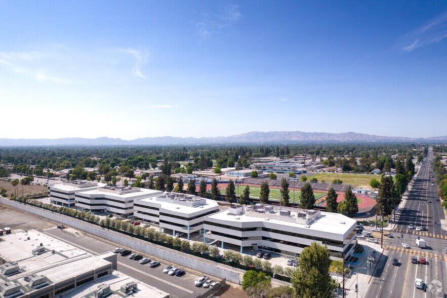 More Photos Of 6345 Balboa Blvd, Encino Unknown For Lease