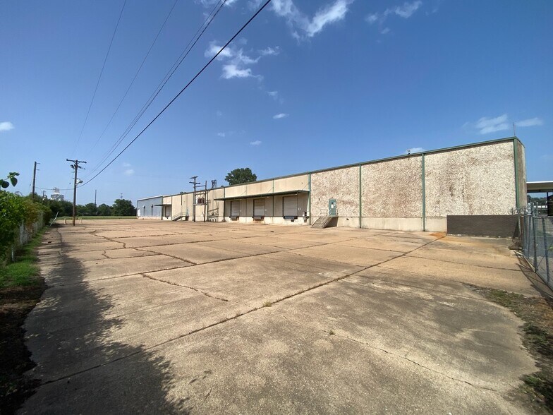 More Photos Of 222 W 63rd St, Shreveport Warehouse For Lease