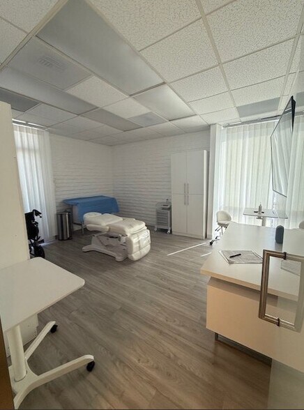 More Photos Of 881 Dover Dr, Newport Beach Medical For Lease