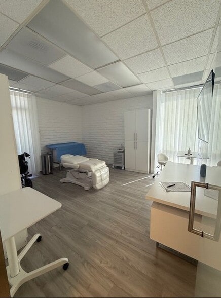 More Photos Of 881 Dover Dr, Newport Beach Medical For Lease