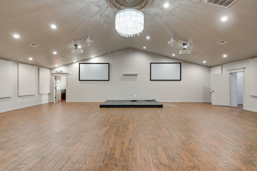 More Photos Of 450 E Main St, Yukon Religious Facility For Sale