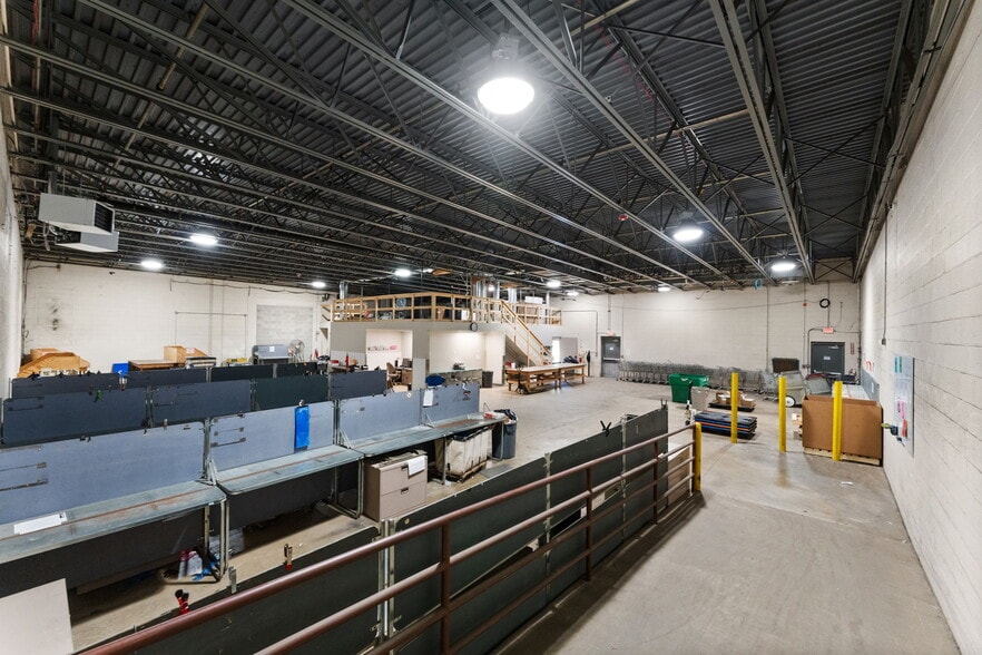 More Photos Of 1111 Glendale Blvd, Valparaiso Freestanding For Lease