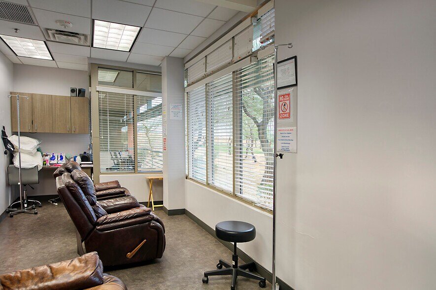 More Photos Of 8765 E Bell Rd, Scottsdale Office For Sale