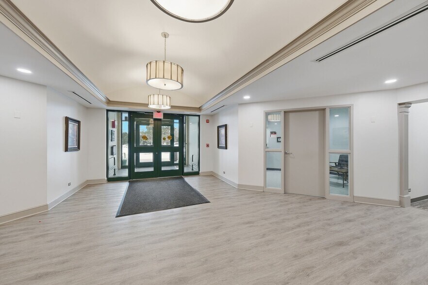 More Photos Of 150 W Half Day Rd, Buffalo Grove Medical For Lease