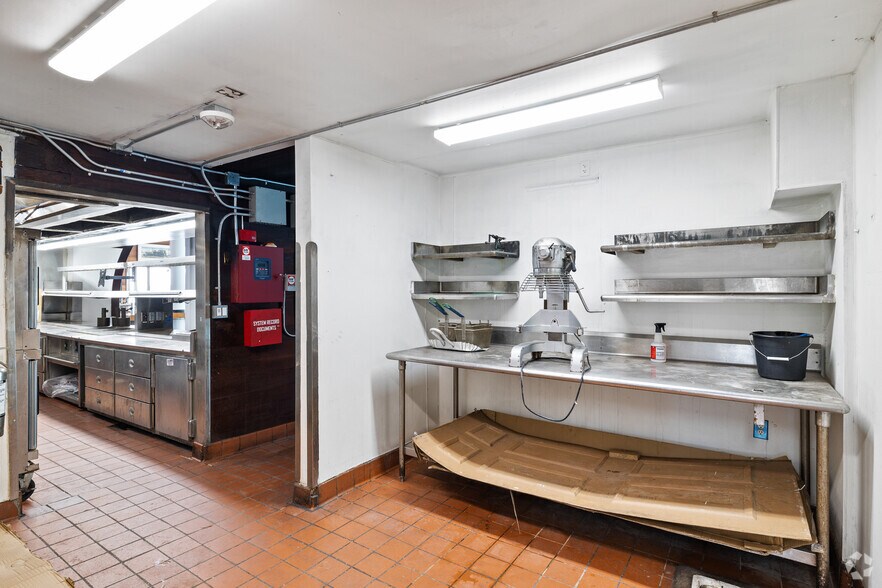 More Photos Of 15 Embarcadero W, Oakland General Retail For Sale