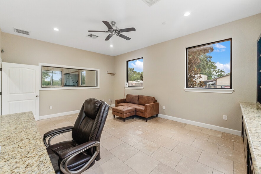 More Photos Of 6927 Highway 36 S, Rosenberg Office For Lease