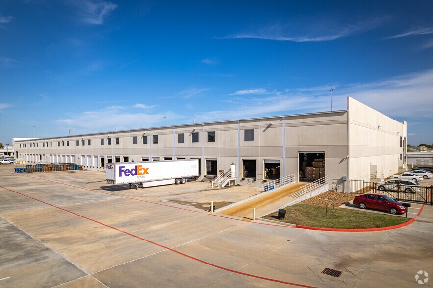 More Photos Of 10401 S Sam Houston Pky W, Houston Distribution For Lease