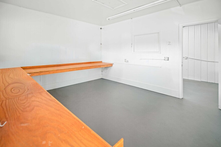 More Photos Of 904 E Main St, Stanford Flex For Sale