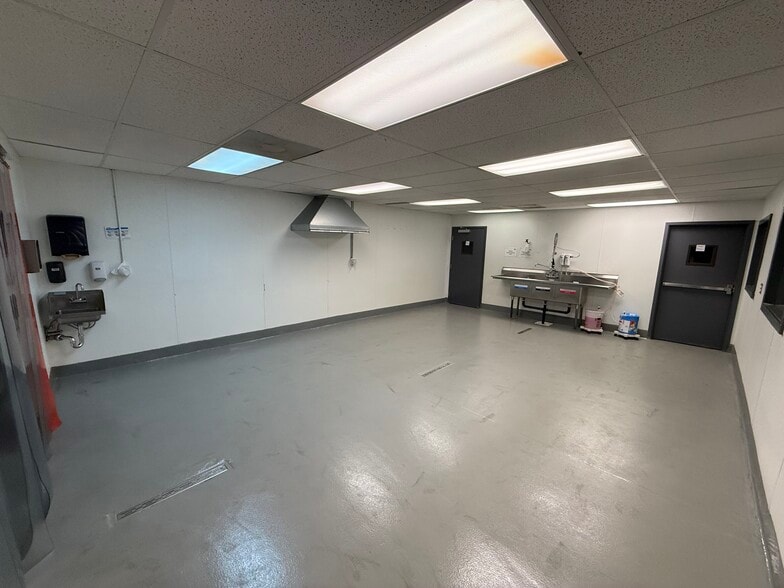 More Photos Of 7535 Woodman Pl, Van Nuys Warehouse For Lease