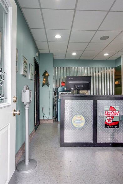 More Photos Of 1115 Lakeview Dr, Franklin Freestanding For Sale