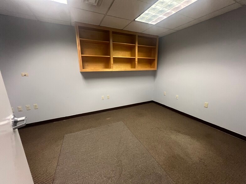 More Photos Of 340 Railroad St, Danville Flex For Lease