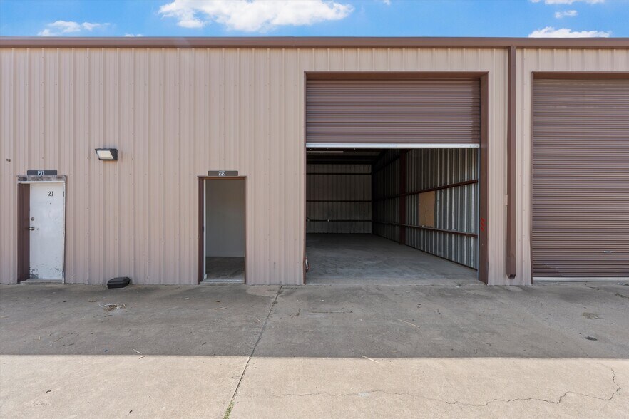 More Photos Of 125 N 1st St, Hewitt Self Storage For Lease