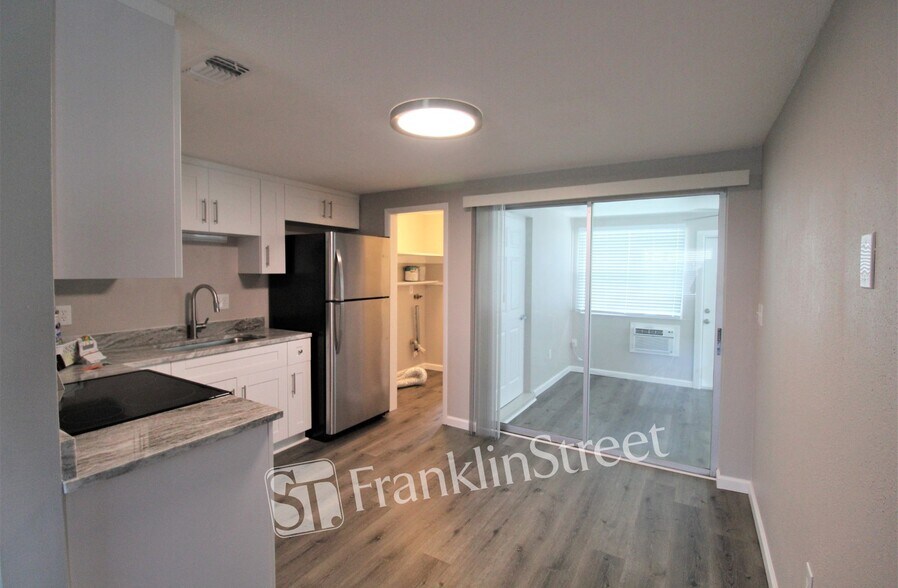 More Photos Of 308-630 Briarwood Rd, Venice Specialty For Sale