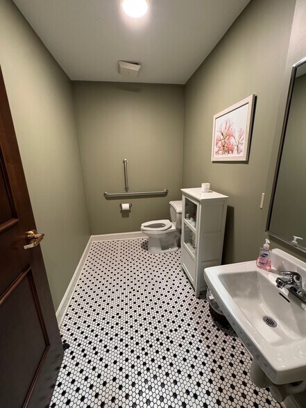 More Photos Of 900 Westport Rd, Kansas City Storefront Retail Office For Lease