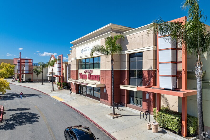 More Photos Of 6621-2 Fallbrook Ave, West Hills Coworking Space