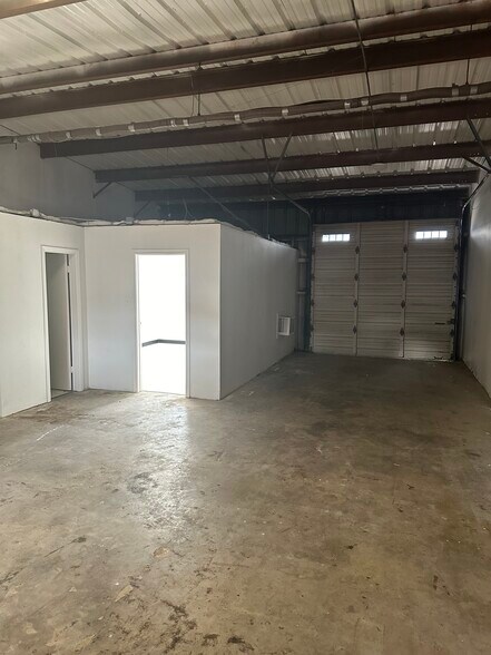 More Photos Of 15502 Old Galveston Rd, Webster Light Manufacturing For Lease