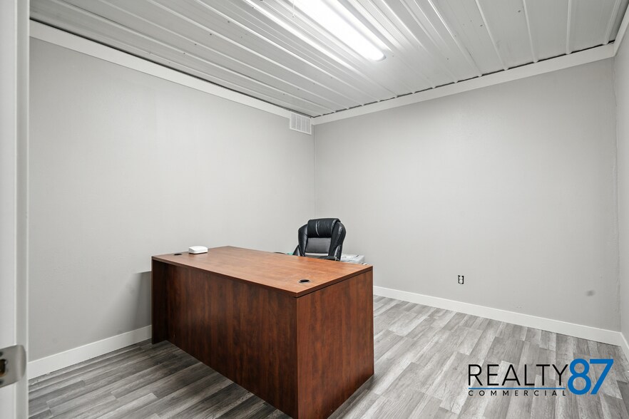 More Photos Of 2700 Stonegate Ct, Hiawatha Industrial For Sale