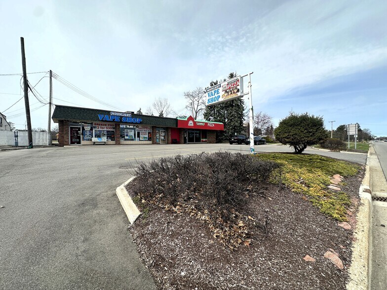 More Photos Of 31779-31799 Middlebelt Rd, Farmington Hills Restaurant For Lease