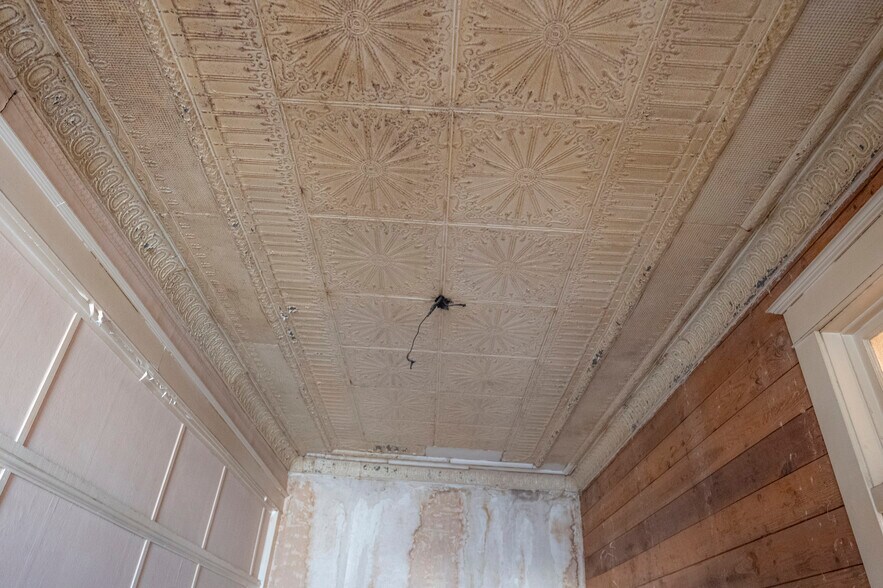 More Photos Of 104 E Alamo St, Brenham Storefront Retail Residential For Sale