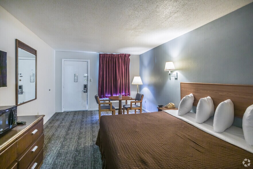 More Photos Of 2002 Walker Dr, Brinkley Hotel For Sale