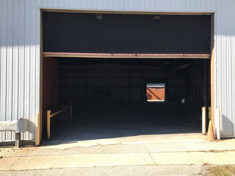 More Photos Of 2401 5th Ave, Huntington Manufacturing For Lease