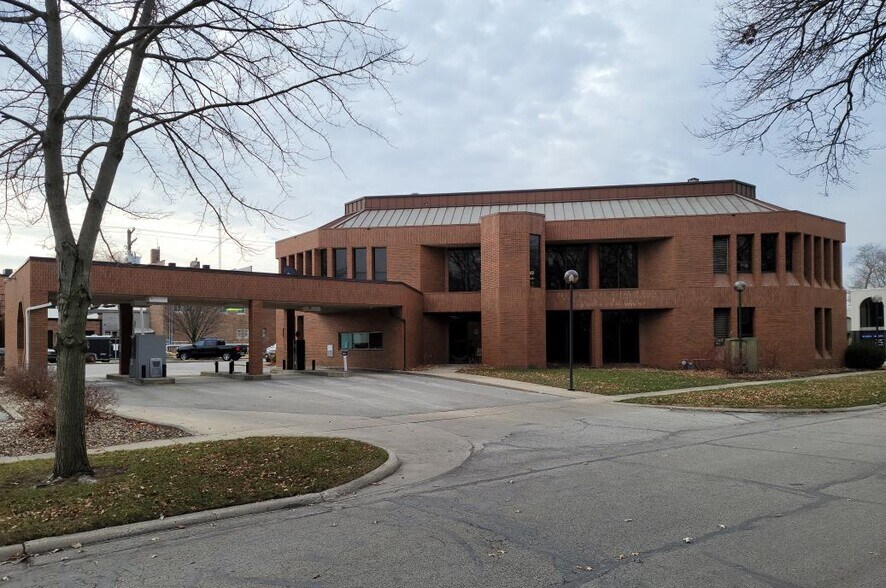 More Photos Of 115 N Third St, Fairbury Bank For Sale