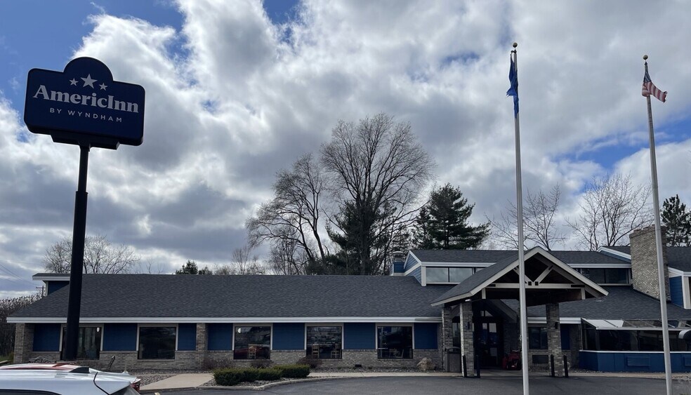 Primary Photo Of 11 E South Ave, Chippewa Falls Hotel For Sale
