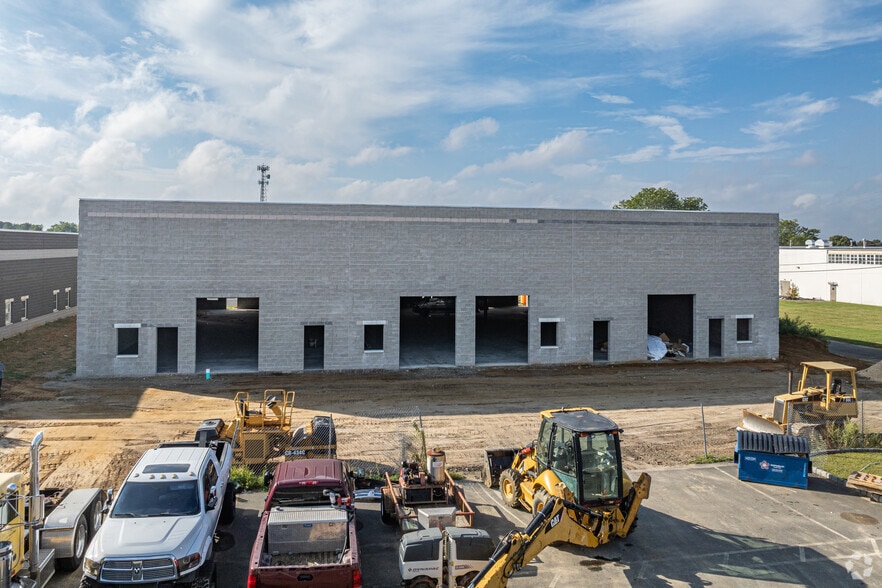 More Photos Of 100 Business Park Dr, Freehold Warehouse For Lease