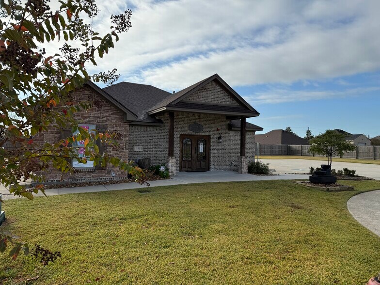 More Photos Of 105 Canyon Lake Cir, Lumberton Office For Sale