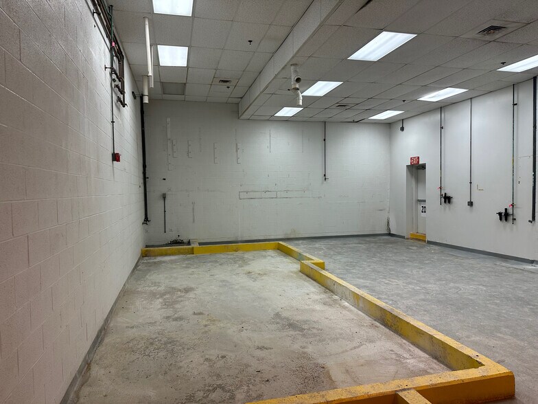 More Photos Of 610 W Church Ave, York Flex For Lease