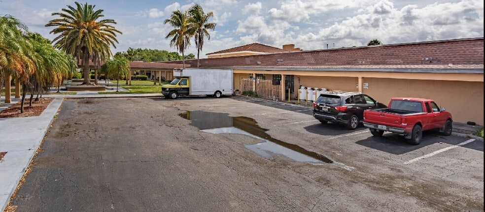 More Photos Of 7050 Winkler Rd, Fort Myers Restaurant For Lease