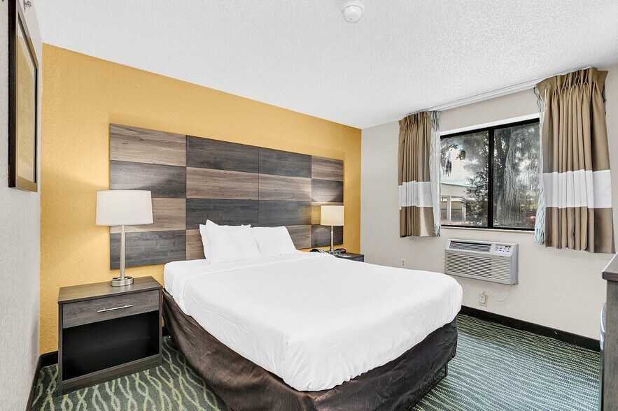 More Photos Of 1392 W North Blvd, Leesburg Hotel For Sale