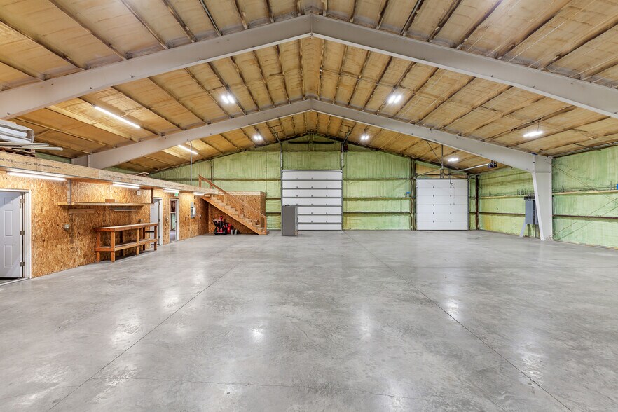More Photos Of 275 Industrial Park Ave, Spirit Lake Warehouse For Lease