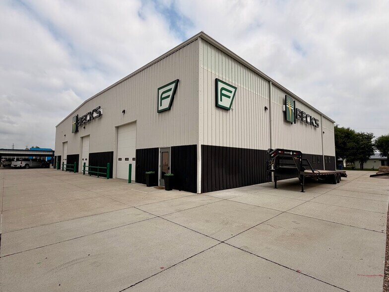 More Photos Of 405 Lake Ave, Gothenburg Distribution For Sale